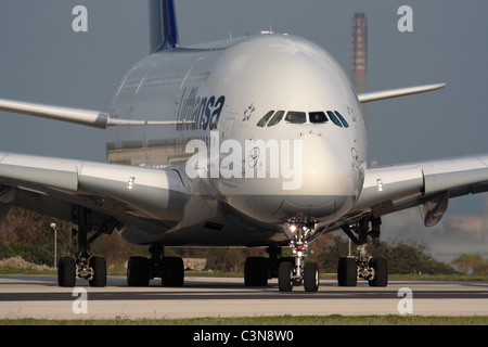 Lufthansa Airbus A380 Langstreckenpassagieren jet Futter bis zum Abflug aus Malta. Closeup Vorderansicht Betonung der Größe von dieser Ebene. Stockfoto