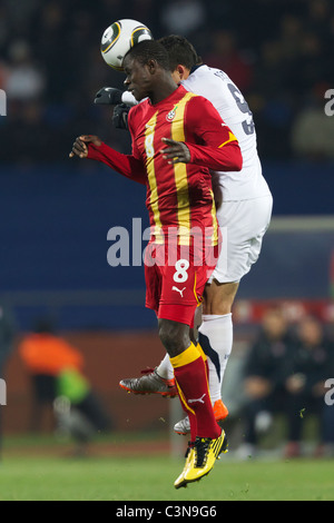 Jonathan Mensah von Ghana (l) und Herculez Gomez von den United States (r) wetteifern um einen Header während ein 2010 WM-Fußballspiel. Stockfoto