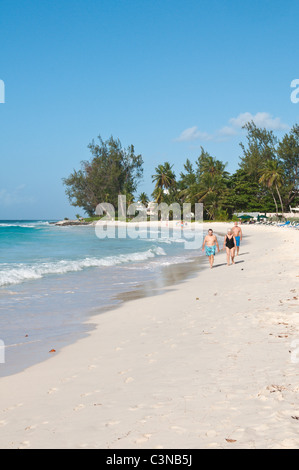 Fußabdrücke Schritte im Sand am Rockley Beach Barbados, Karibik. Stockfoto