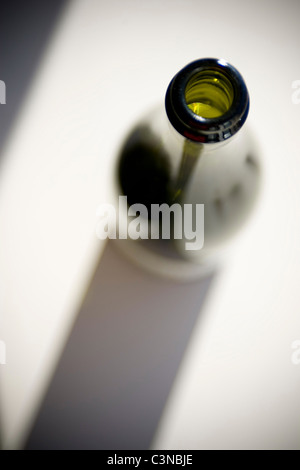 Top-Down Ansicht der Weinflasche und Schatten Stockfoto