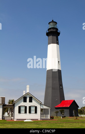 Tybee-Leuchtturm und die umliegenden Gebäude auf Tybee Island, Georgia, wurde im Jahre 1736 abgeschlossen und ist nun Teil der US-Regierung. Stockfoto