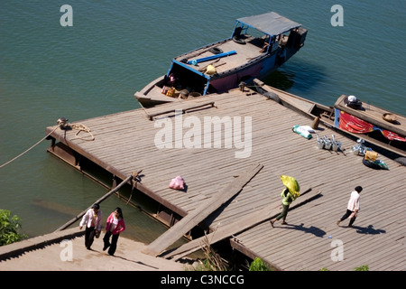 Eine alte heruntergekommene Fracht- und Passagierschiffen Fähre Holzboot ist an einem Pier auf dem Mekong in Kratie, Kambodscha angedockt. Stockfoto