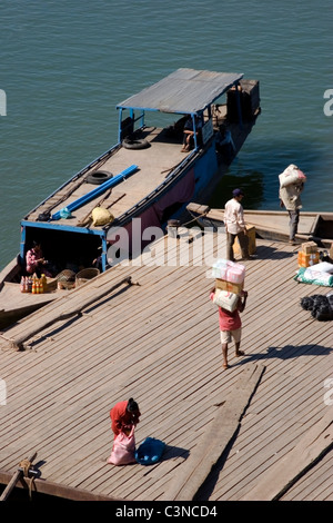 Eine alte heruntergekommene Fracht- und Passagierschiffen Fähre Holzboot ist an einem Pier auf dem Mekong in Kratie, Kambodscha angedockt. Stockfoto