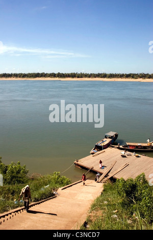 Eine alte heruntergekommene Fracht- und Passagierschiffen Fähre Holzboot ist an einem Pier auf dem Mekong in Kratie, Kambodscha angedockt. Stockfoto