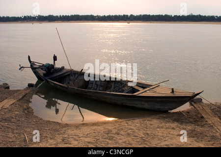 Einem alten heruntergekommenen hölzernen Fischerboot ist am Ufer des Mekong-Flusses in Kratie, Kambodscha gefesselt. Stockfoto