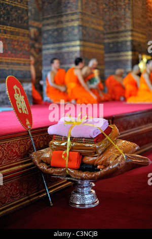 Geschenk für thailändische buddhistische Mönche ordiniert zu sein bei den berühmten Wat Pho Tempel in Bangkok, Thailand. Stockfoto