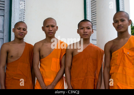 Vier Mönche Anfänger erfreuen sich einen entspannten Nachmittag an ihre Tempel in Kratie, Kambodscha. Stockfoto