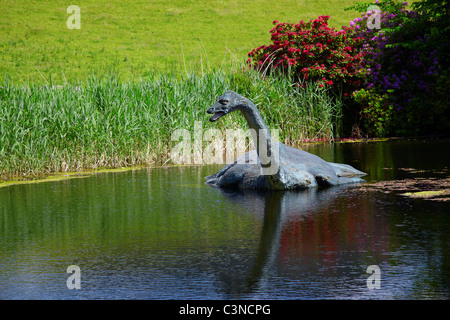 Monster-Nessi in den Gewässern von Loch Ness, Schottland Stockfoto