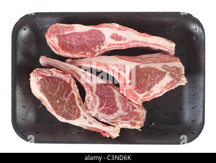 Lamm-Rippe Koteletts auf einem Tablett schwarz Supermarkt über weiß. Stockfoto