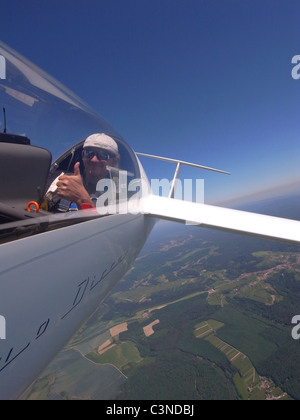 Glücklich Segelflieger im Flug über die Region Lothringen, Frankreich. Segelflugzeug Modell Duo-Discus. Stockfoto