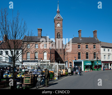 Louth Stadtzentrum zeigt Markt- und Markthalle, Louth, Lincolnshire, England, UK. Stockfoto