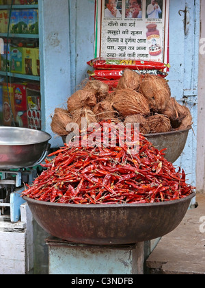 Gemeinsamen Red Chili, Capsicum Annuum & Kokosnüsse, Cocos Nucifera zum Verkauf auf Markt, Indien Stockfoto