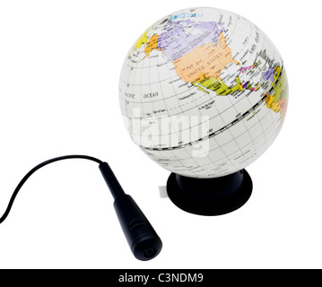 Mike mit einem Globus isoliert auf weiß Stockfoto