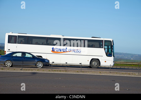 Weiß Trainer auf der Autobahn M62 (in der Nähe von Huddersfield). Stockfoto