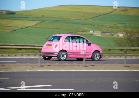 Fiat 500 auf der M62 rosa. Stockfoto