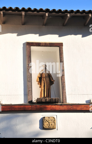 Franziskanermönch Statue stehend in einer weißen Nische über dem Eingang des Museo Colonial, Iglesia San Francisco, Santiago, Chile Stockfoto