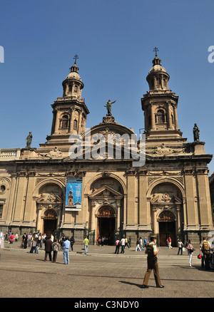 Menschen und Carabineros Polizisten stehen zu Fuß vor der Kathedrale, Plaza de Armas, Santiago, Chile Stockfoto