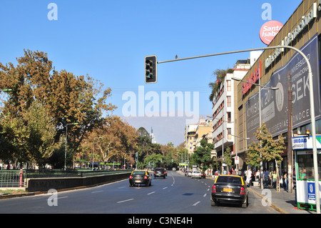 Blauer Himmel Stadtblick in Richtung Anden, Herbst Bäume taxis Shopper Gebäude, Avenue Ismael Valdes Vergara, Centro, Santiago, Chile Stockfoto