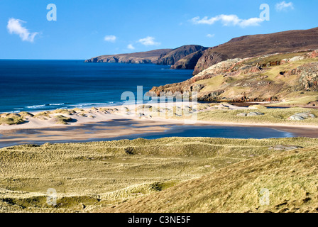 Der Strand und die Dünen von Sandwood Bay, Schottland, die nur zu Fuß von Sheigra erreicht werden können. Auf einem fast wolkenlosen Tag genommen. Stockfoto