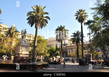 Blauer Himmelsblick auf Palmen, Menschen und Simon Bolivar Latin American Freedom Monument, Plaza de Armas, Santiago, Chile Stockfoto