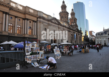 Abend-Blick des Künstlers kniend vor Gemälde zu verkaufen, vorne Metropolitan Cathedral, Plaza de Armas, Santiago, Chile Stockfoto