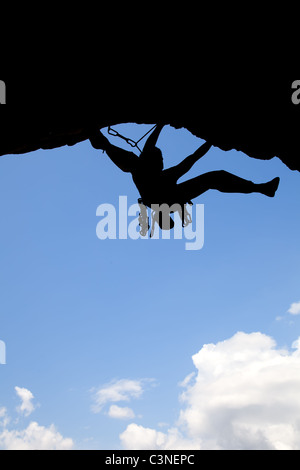 Rock Climber Silhouette an einem sonnigen Tag klettern hoch Stockfoto