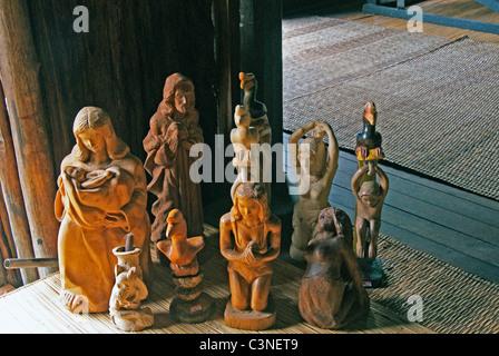 Christlichen Artefakte in einem Langhaus, Sarawak Cultural Village Stockfoto