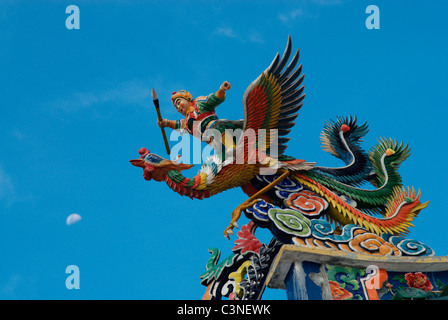Chinesischer Krieger auf einem Drachen, Tua Pek Kong Tempel, Kuching Stockfoto
