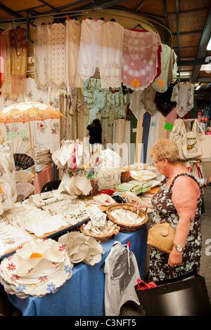 Frau Suche einen Spitzen-Stand auf dem Markt in der Altstadt von Paphos, Zypern Stockfoto