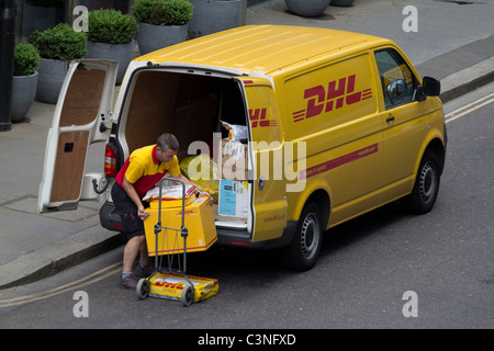 DHL-Zustellfahrer entladet den Van in der City of London, Großbritannien Stockfoto
