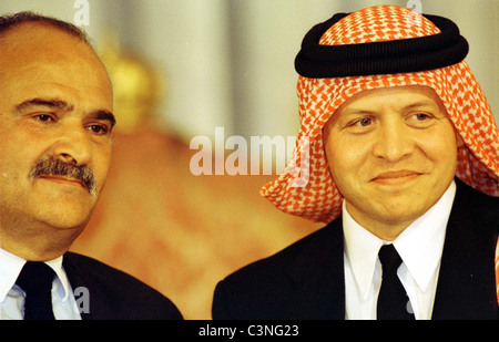 JORDANS NEU ERNANNTEN KING ABDULLAH (R) UND EX KRONPRINZ HASSAN ERHALTEN BEILEID IM PALAZZO RAGHADAN IN AMMAN Stockfoto