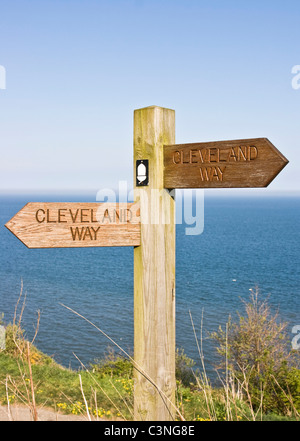 Wegweiser aus Holz in der Nähe von Whitby für Cleveland Weise Küstenpfad National trail North Yorkshire England Europa Stockfoto