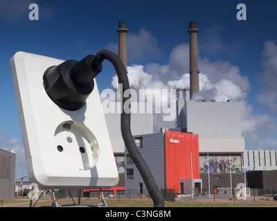 Riesige Wandsteckdose und Stecker vor der E-on Kraftwerk Maasvlakte, Rotterdam, Niederlande Stockfoto