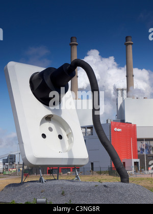 Riesige Wandsteckdose und Stecker vor der E-on Kraftwerk Maasvlakte, Rotterdam, Niederlande Stockfoto