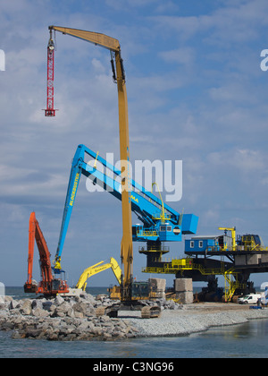 Neues Land zu schaffen. Baustelle Maasvlakte 2, wo mehrere Kräne verwendet werden, um einen Damm zu machen. Hafen von Rotterdam, Niederlande Stockfoto