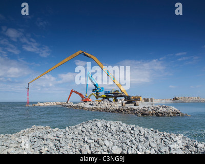 Neues Land zu schaffen. Baustelle der Maasvlakte 2, wo mehrere Kräne verwendet werden, um einen Damm zu machen. Hafen von Rotterdam-Niederlande Stockfoto