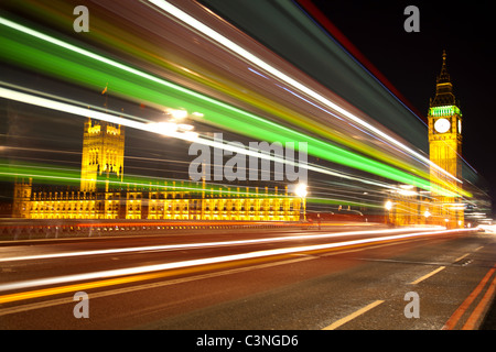 Big Ben und die Houses of Parliament in London mit Lichteffekt vom ankommenden bus Stockfoto