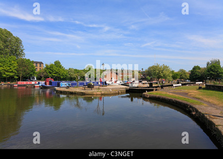 Kanal-Becken auf der Calder & Hebble Navigation in Brighouse, West Yorkshire, England, UK. Stockfoto