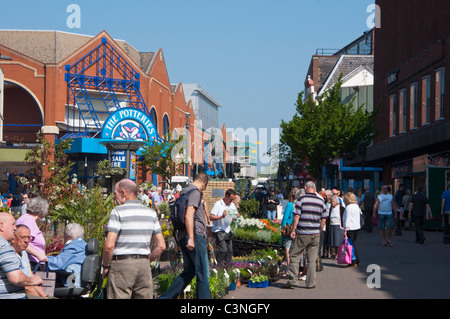 Stoke-on-Trent Stadtzentrum mit der Töpfereien Einkaufszentrum im Hintergrund. Staffordshire, UK Stockfoto