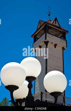 Eine altmodische Globus Straßenlaterne steht vor Tinnie Mercantile in Tinnie, New Mexico. Stockfoto