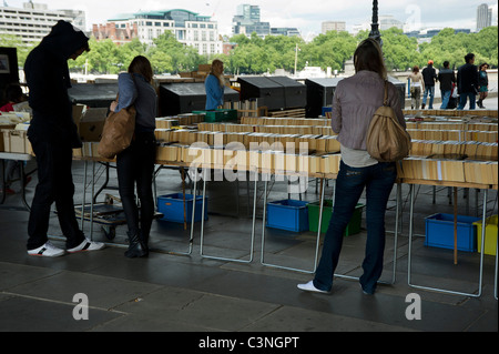 Southbank Centre secondhand Büchermarkt unter Waterloo Bridge Stockfoto