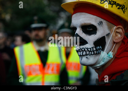 Ein Demonstrant mit beängstigender Skelett-Make-up-Farbe auf seinem Gesicht nimmt an einer Protestkundgebung Teil, die von Linken und Antifa-linksextremen Aktivisten während des Internationalen Arbeitertages, auch bekannt als Labor Day oder May Day am 01. Mai im Bezirk Kreuzberg, Berlin, Deutschland, organisiert wird Stockfoto