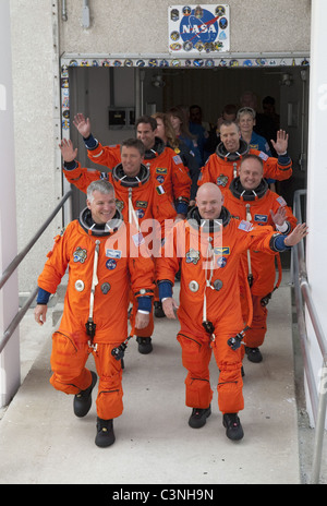 Space Shuttle Endeavour-Astronauten gekleidet, Commander Mark Kelly (R) und Pilot Greg H. Johnson Stockfoto