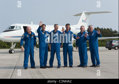 Kommandant Mark Kelly (L) und die letzte Besatzung des Space Shuttle Endeavour am Kennedy Space Center, Florida. Stockfoto