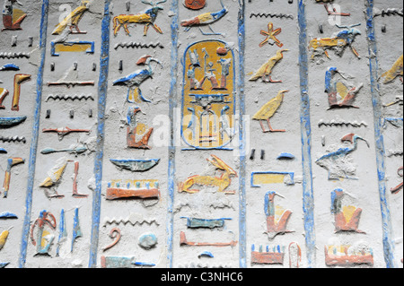 Afrika Naher Osten Ägypten ägyptische Grab von Ramses IV Tal der Könige Hieroglyphen gemalt und an den Wänden gehauen Stockfoto