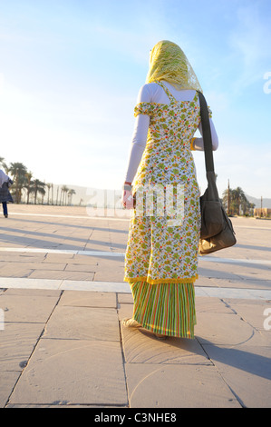 Afrika Naher Osten Ägypten Luxor muslimische Frau zu Fuß in eine traditionelle konservative Kleidung Stockfoto