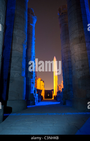 Afrika Naher Osten Ägypten Luxor Beleuchtung Nachtprogramm auf die Tempel von Karnak Antiquitäten antike Ruinen Stockfoto