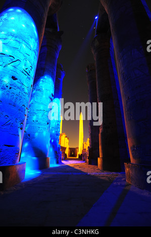 Afrika Naher Osten Ägypten Luxor Beleuchtung Nachtprogramm auf die Tempel von Karnak Antiquitäten antike Ruinen Stockfoto