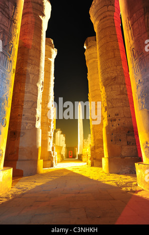 Afrika Naher Osten Ägypten Luxor Beleuchtung Nachtprogramm auf die Tempel von Karnak Antiquitäten antike Ruinen Stockfoto