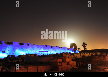 Afrika Naher Osten Ägypten Luxor Beleuchtung Nachtprogramm auf die Tempel von Karnak Antiquitäten antike Ruinen Stockfoto